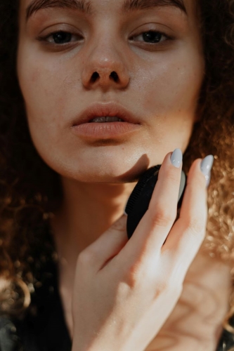 mulher olhando para frente com confiança